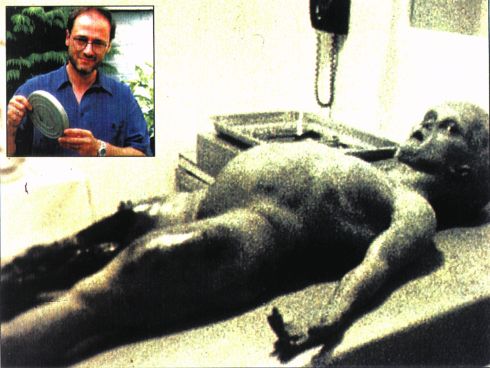 Операторът Джек Барнет е заснел аутопсия на извънземен биологичен обект, открит през 1947 г. след разбиването на НЛО в околностите на Розуел, щат Ню Мексико, САЩ. Извънземно същество или генетично увреден човек? Биологичният обект има по шест пръста на ръцете и краката, няма пъп, няма черва, в черепа му има странна субстанция, а ушите му изскачат от врата