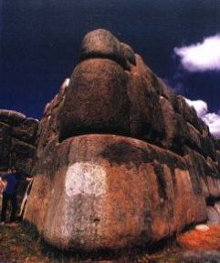 Мегалитите от крепостните стени на Саксаихуаман, Перу, тежат по над 120 тона. Загадка е как местните жители, които не са познавали желязото, са извлекли и моделирали камъните и как над 1000-та блока са били преместени с километри от най-близките каменни масиви. Предполага се, че древните каменоделци са познавали тайните на някои растения, с които са омекотявали камъка, за да го обработват по-добре