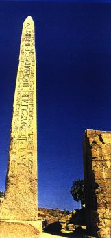 Как са транспортирани, обработени и издигнати гигантските гранитни монолити като обелиска на царица Хатшепсут в Карнак? Експертите предполагат, че египтяните са обработвали твърдия гранит с каменни и медни инструменти, но не могат да обяснят как древните каменописци са успявали да изографисат перфектно врязаните символи върху камъка